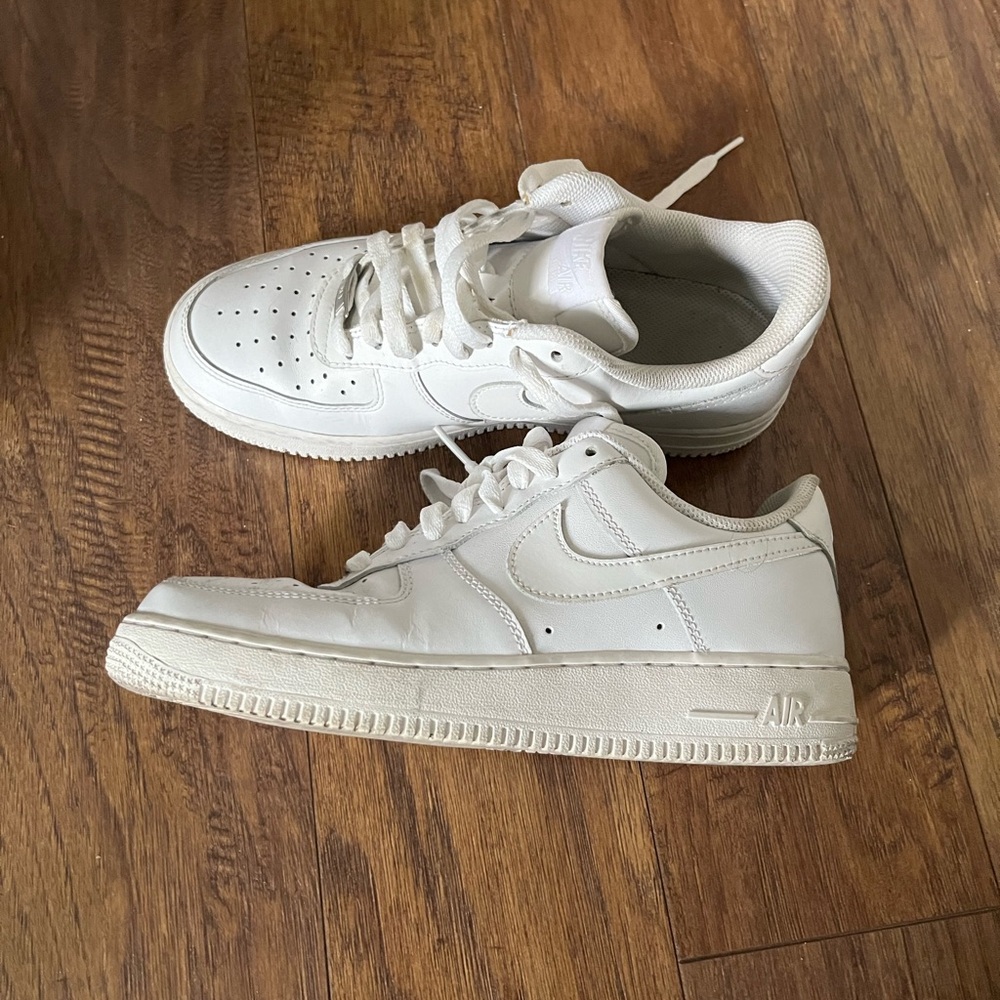 Size 9 men’s Air Force
